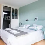 Pleasant Family House With Swimming Pool בית הארחה