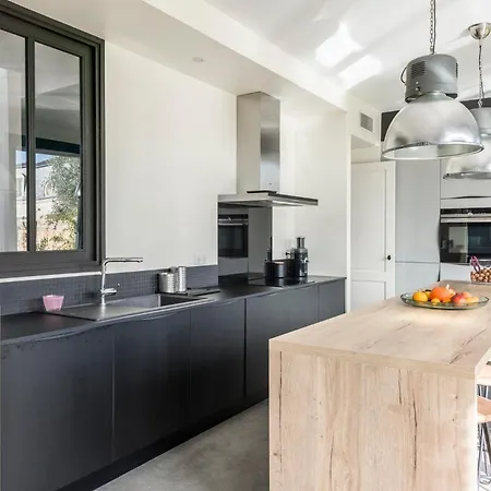 בית הארחה Pleasant Family House With Swimming Pool